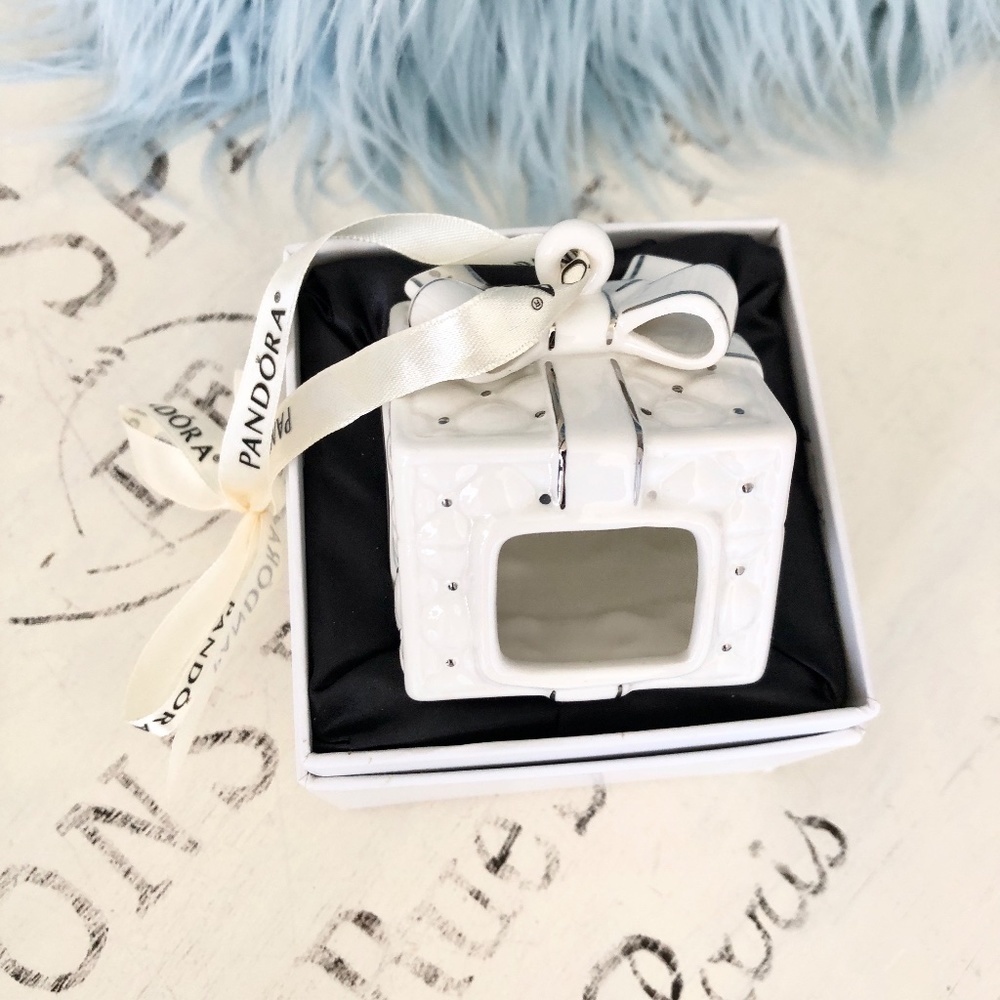 PANDORA, 2016, Porcelain, White And Silver, Quilted, Christmas Present, Ornament